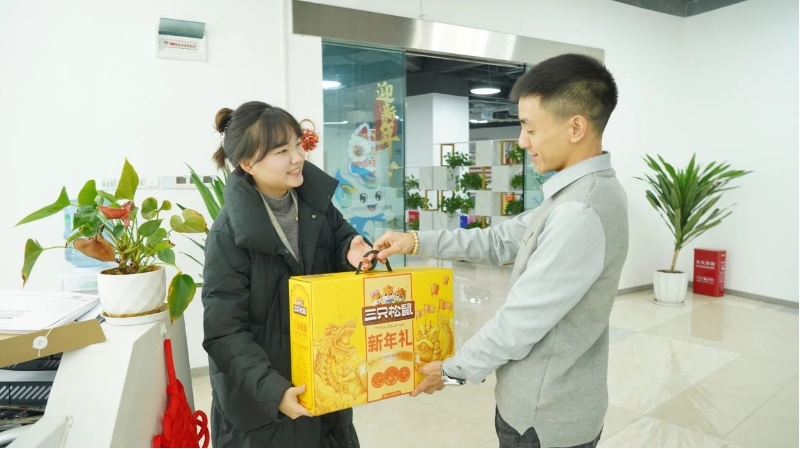 心系职工 情暖元旦 | 余上鸥集团为全体员工发放元旦福利