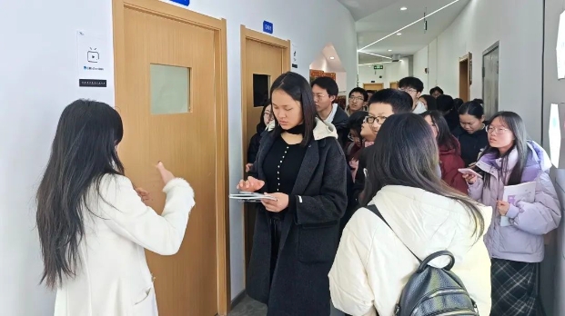 校企“零距离” | 川外学生到余上鸥参观学习